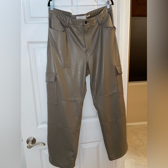 Abercrombie Women's Vegan Leather Cargo 90s Relaxed Pant Gray 34 reg - Picture 11 of 14